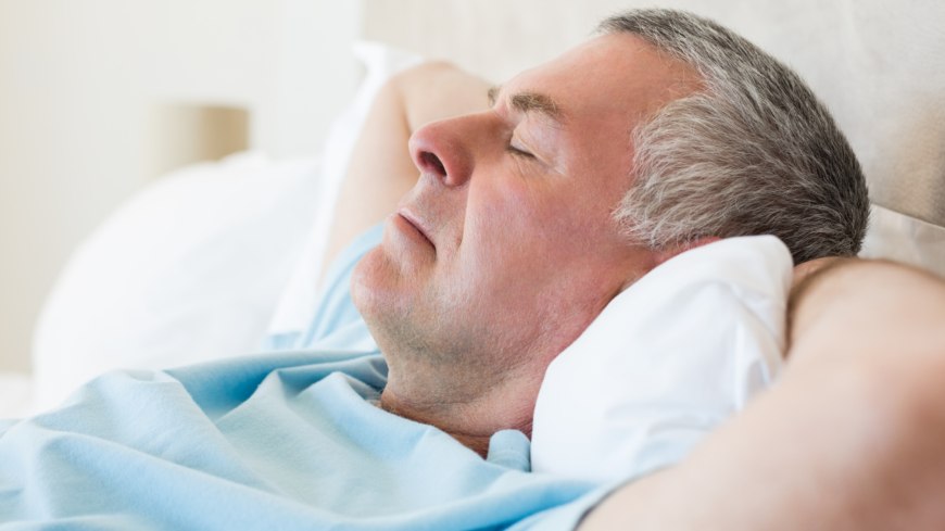 Forskarna ska nu försöka ta reda på vad i kroppen som gör att för lite eller för mycket sömn ökar risken för stroke. Foto: Shutterstock